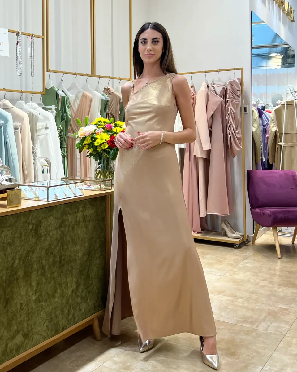 Abito "Starlight Satin". Abito lungo monospalla con dettaglio dorato con spacco laterale alto - immagine 8