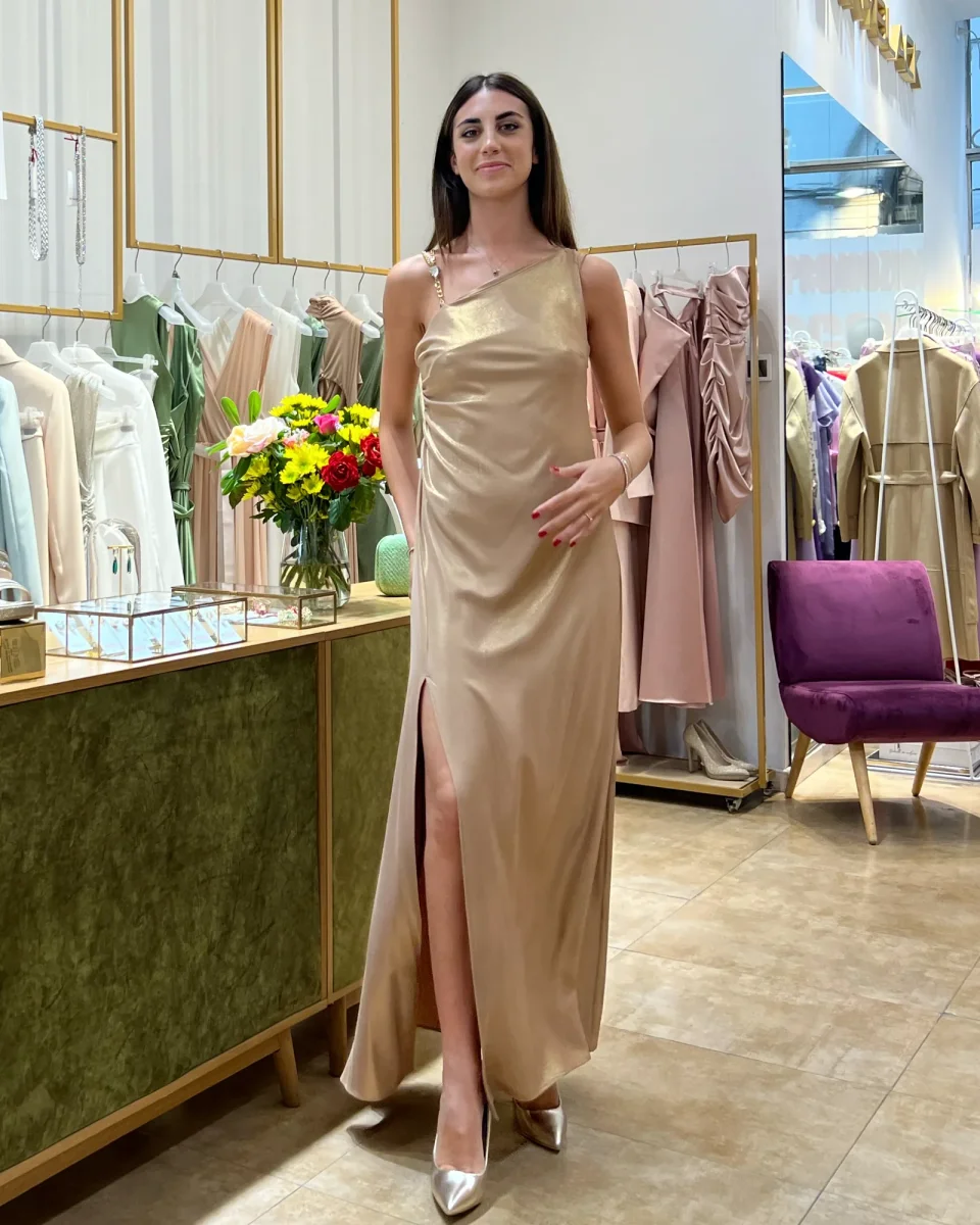 Abito "Starlight Satin". Abito lungo monospalla con dettaglio dorato con spacco laterale alto - immagine 9