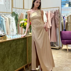 Abito "Starlight Satin". Abito lungo monospalla con dettaglio dorato con spacco laterale alto