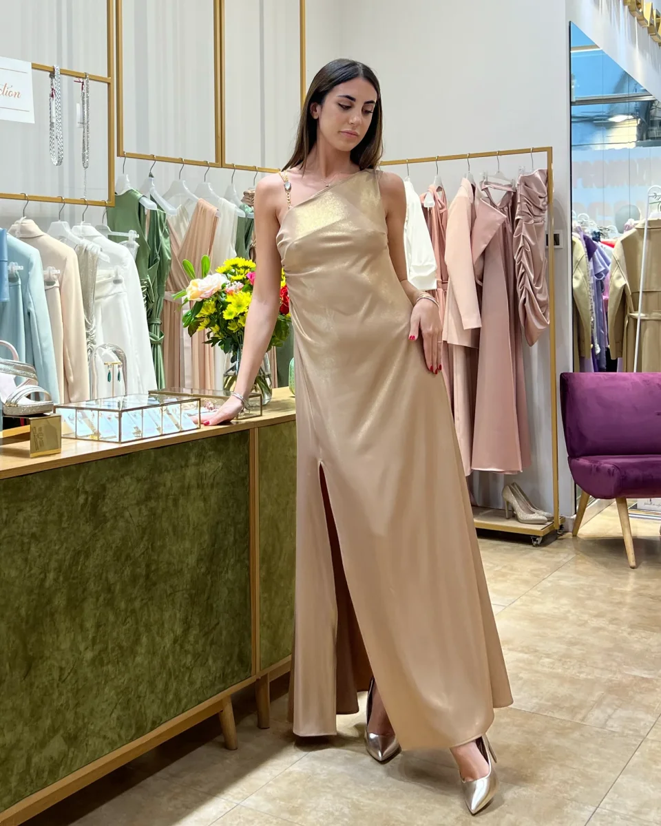 Abito "Starlight Satin". Abito lungo monospalla con dettaglio dorato con spacco laterale alto