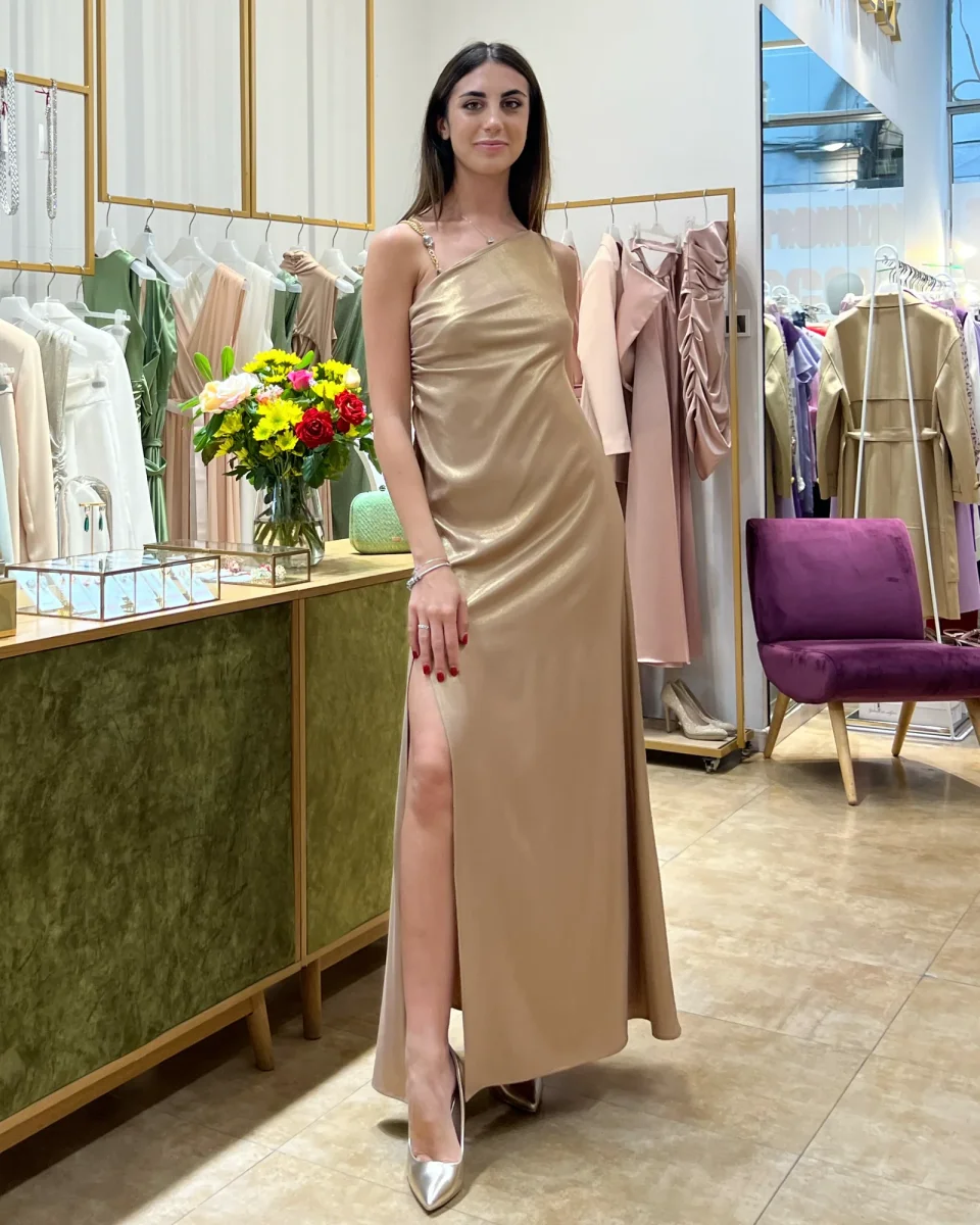 Abito "Starlight Satin". Abito lungo monospalla con dettaglio dorato con spacco laterale alto - immagine 7