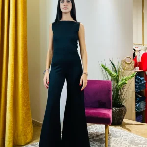 Tuta "Eclipse of Elegance". Tuta nera elegante senza maniche e con scollatura sul dietro, gambe a zampa.