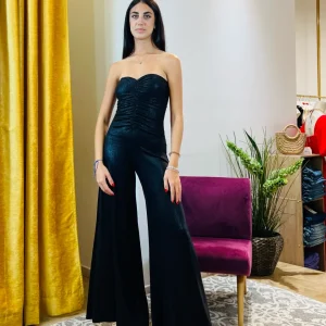 Tuta "Black Star".Tuta elegante nera, senza spalline, con corpetto drappeggiato e pantaloni a palazzo.
