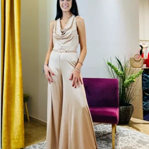 Tuta “Golden Radiance”. Tuta elegante con pantaloni palazzo in jersey.