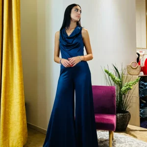 Tuta “Midnight Azure”. Tuta elegante con pantaloni palazzo in jersey.