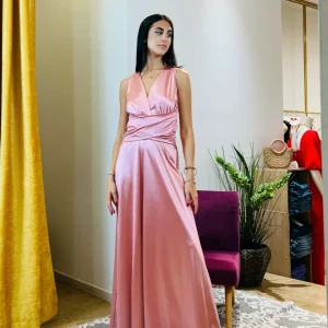 Abito "Blush Radiance". Abito lungo donna in jersey lucido, con scollo a V, drappeggiato in vita e gonna ampia.