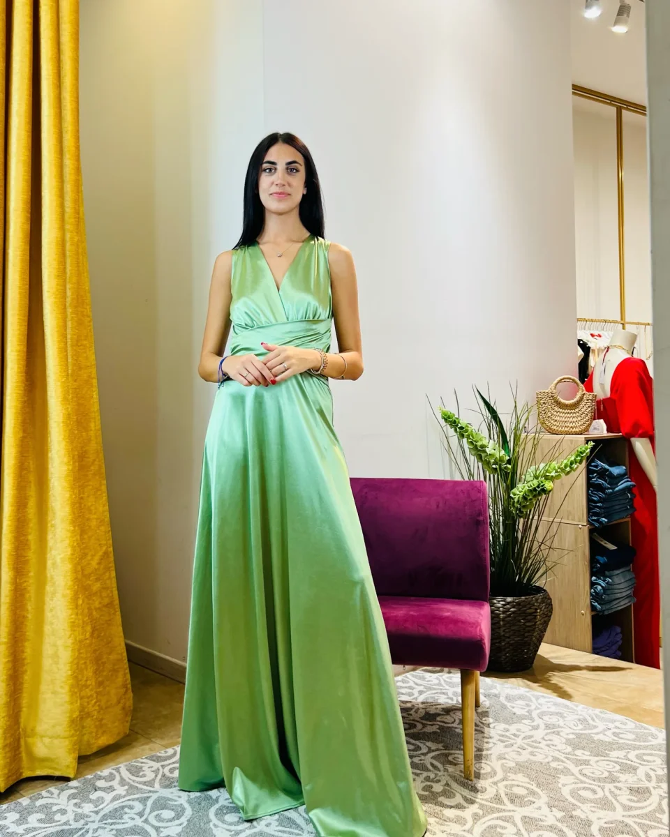 Abito "Emerald Glow". Abito lungo donna in jersey lucido, con scollo a V, drappeggiato in vita e gonna ampia. - immagine 7