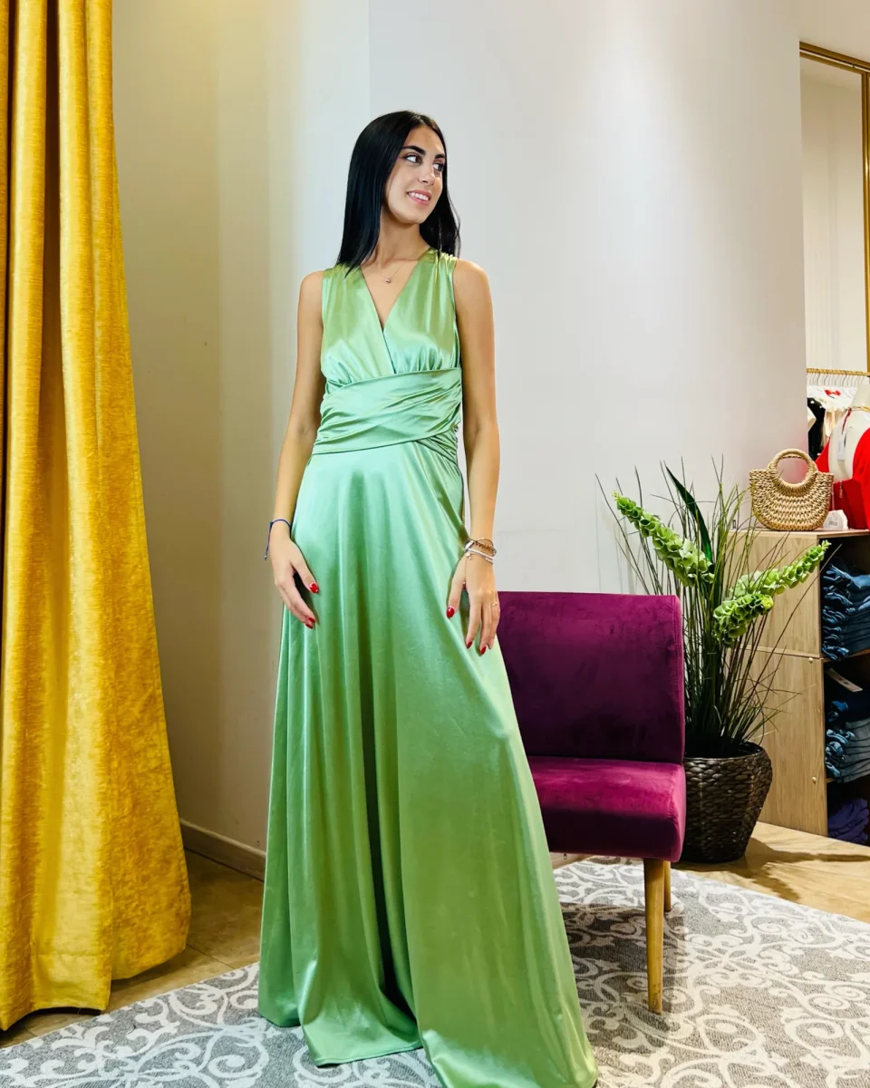 Abito "Emerald Glow". Abito lungo donna in jersey lucido, con scollo a V, drappeggiato in vita e gonna ampia. - immagine 6