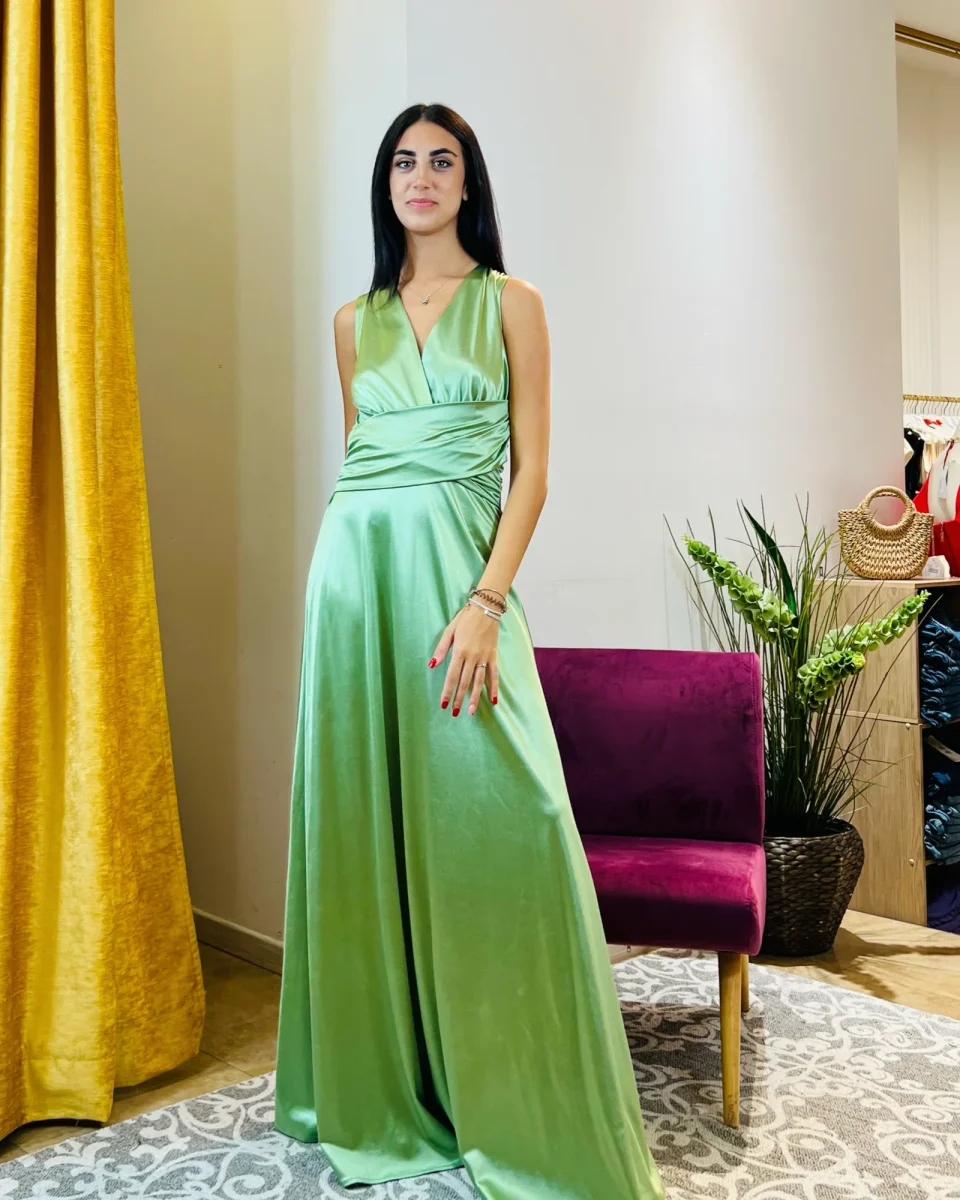 Abito "Emerald Glow". Abito lungo donna in jersey lucido, con scollo a V, drappeggiato in vita e gonna ampia. - immagine 5