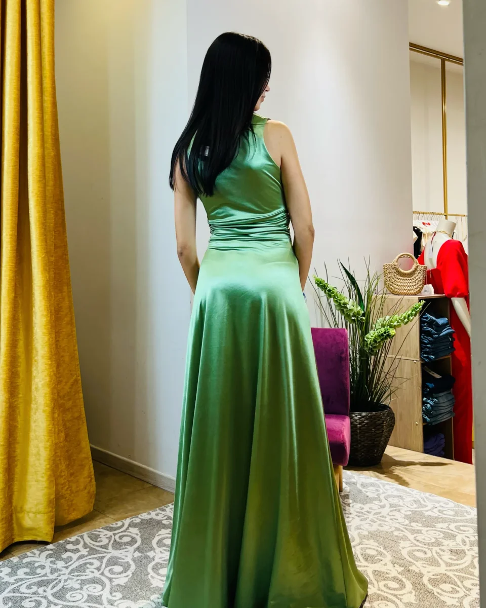 Abito "Emerald Glow". Abito lungo donna in jersey lucido, con scollo a V, drappeggiato in vita e gonna ampia. - immagine 4