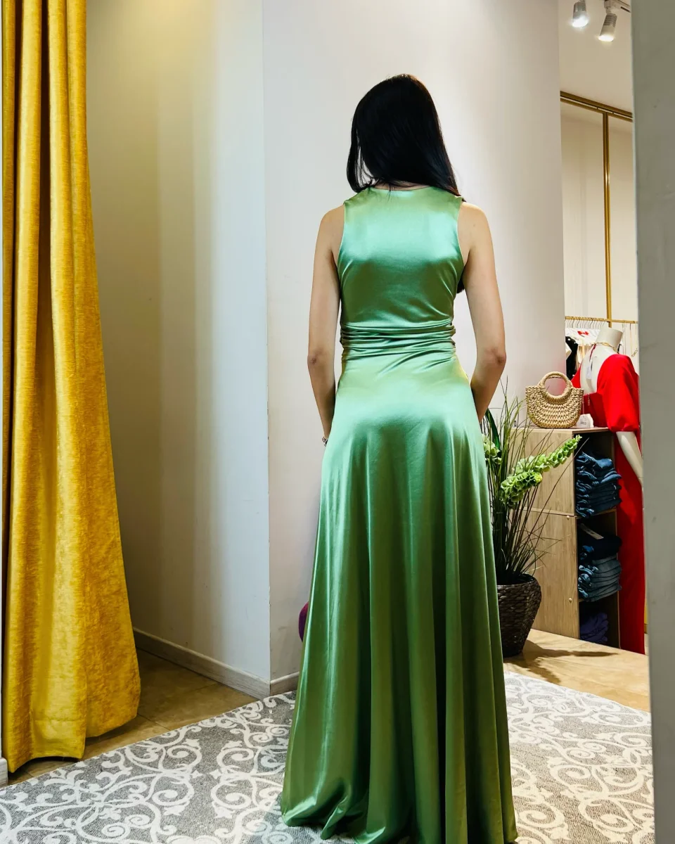 Abito "Emerald Glow". Abito lungo donna in jersey lucido, con scollo a V, drappeggiato in vita e gonna ampia. - immagine 3