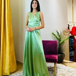 Abito "Emerald Glow". Abito lungo donna in jersey lucido, con scollo a V, drappeggiato in vita e gonna ampia.