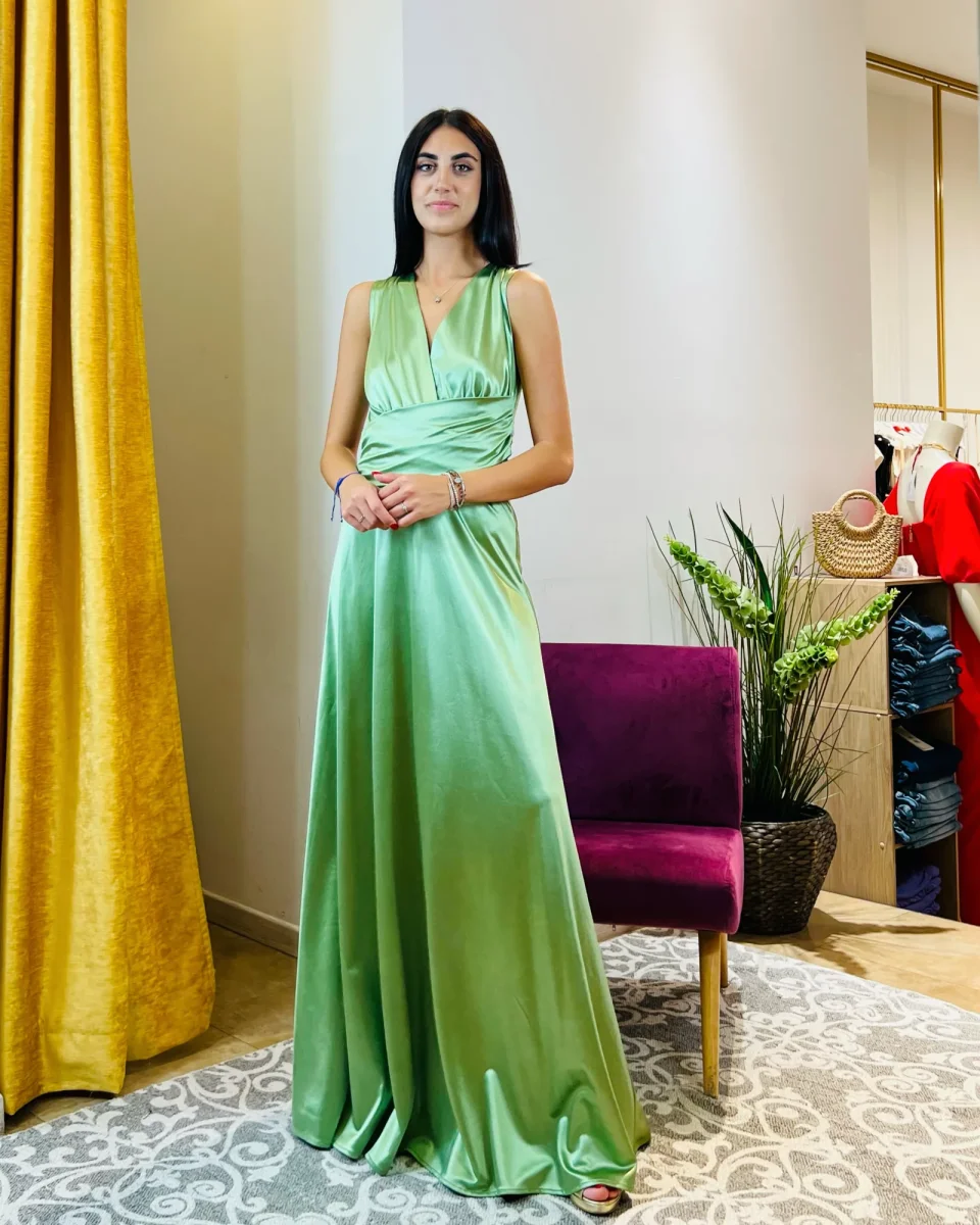 Abito "Emerald Glow". Abito lungo donna in jersey lucido, con scollo a V, drappeggiato in vita e gonna ampia. - immagine 2