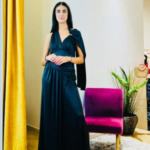 *Abito "Shadow of the Moon". Elegante abito lungo blu notte, con drappo fluido e schiena scoperta.