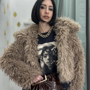 Ecofur a pelo riccio e lungo-modello crop con collo-foderata