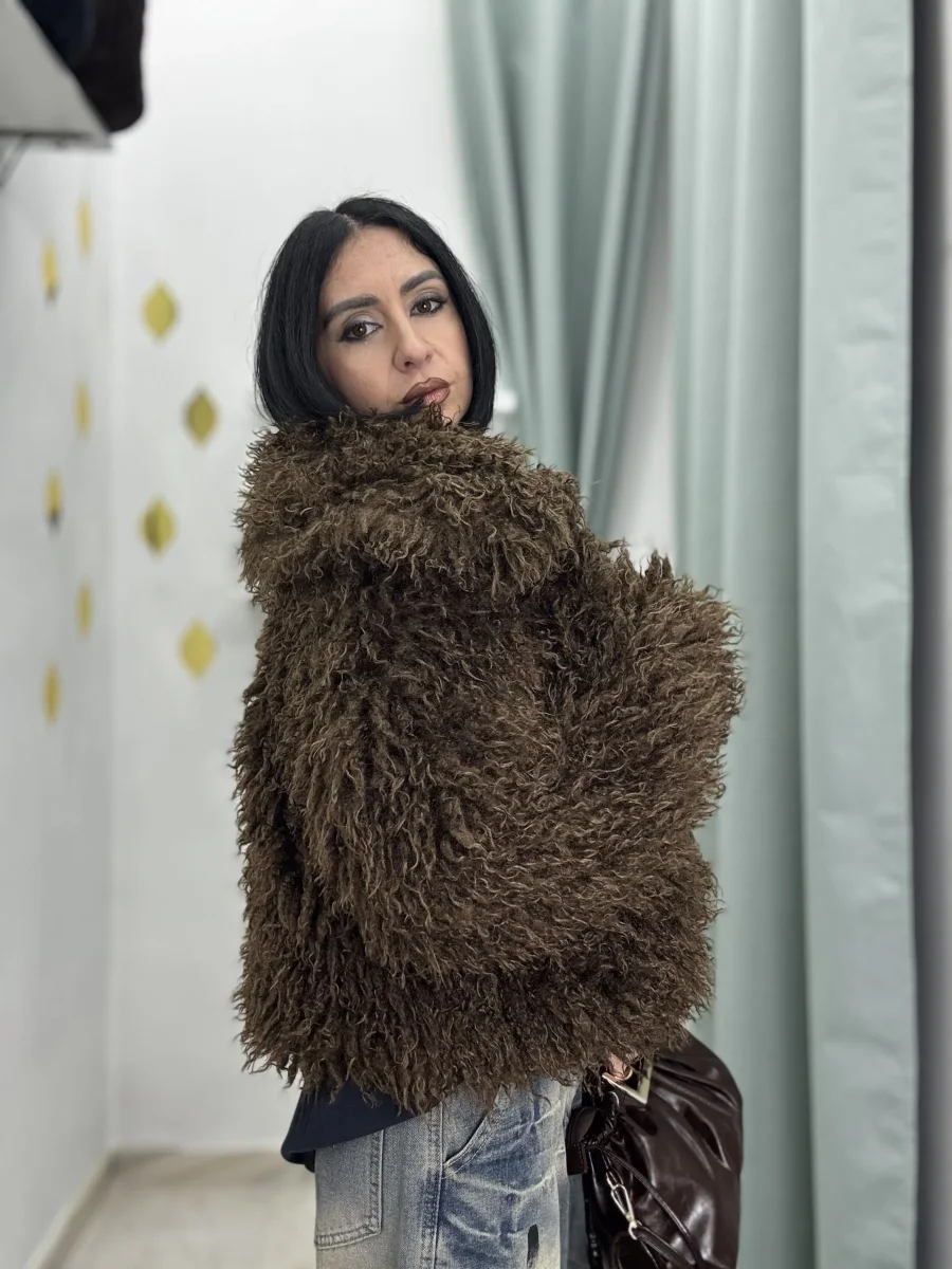 Ecofur a pelo riccio e lungo-modello crop con collo-foderata - immagine 3