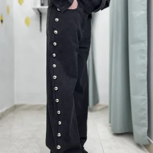 Pantalone Nero in Denim con Borchie Laterali – Modello Straight (non elasticizzati)