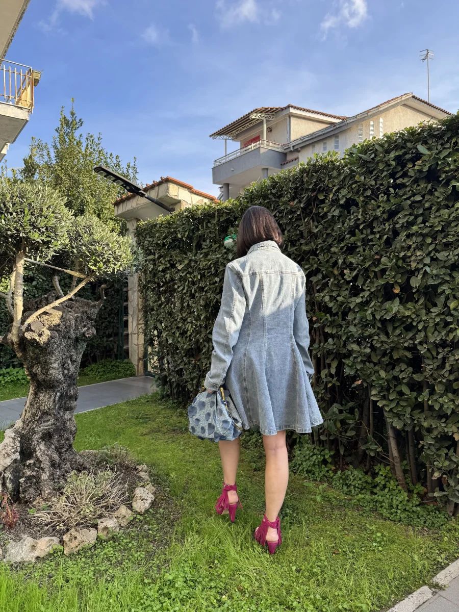 Vestito in denim con bottoni - immagine 5