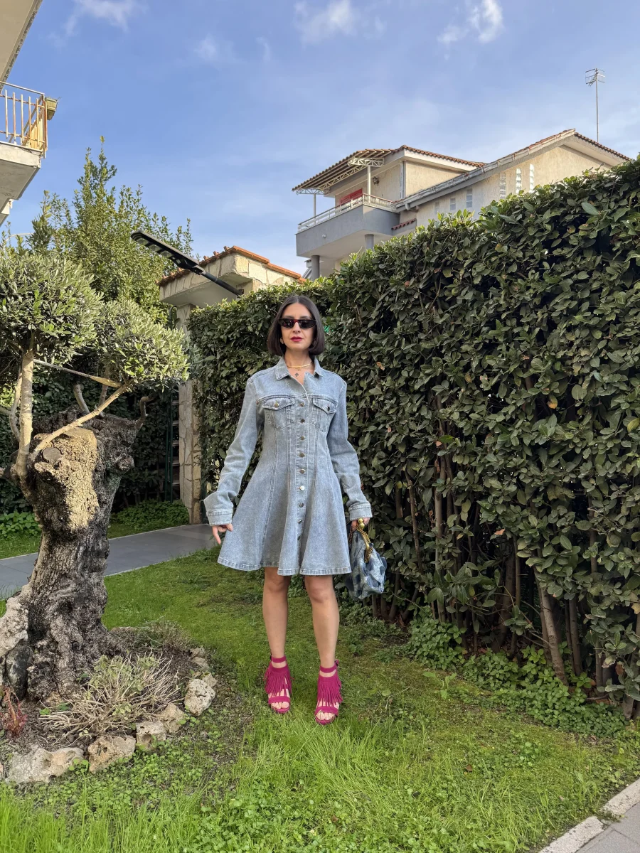 Vestito in denim con bottoni - immagine 6