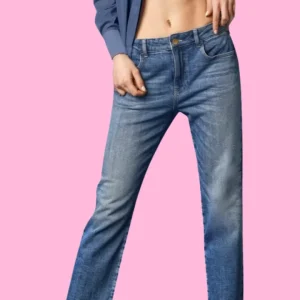 Jeans "Regular Fit". Jeans denim resistente a gamba dritta vita media e chiusura con zip e bottone