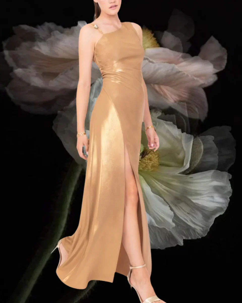 Abito "Starlight Satin". Abito lungo monospalla con dettaglio dorato con spacco laterale alto - immagine 3