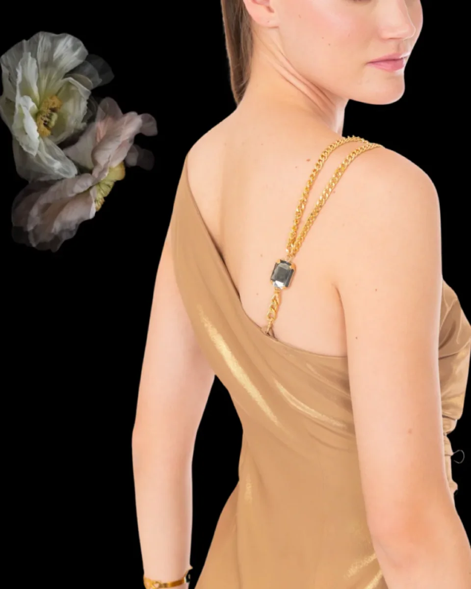 Abito "Starlight Satin". Abito lungo monospalla con dettaglio dorato con spacco laterale alto - immagine 5