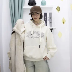 Felpa con cappuccio ricamata California – comfort e stile senza tempo