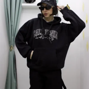 Felpa con cappuccio ricamata California – comfort e stile senza tempo