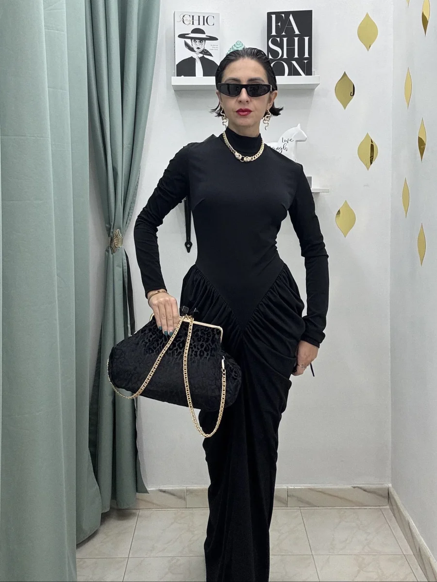 Abito Lungo Drappeggiato NERO– Eleganza Senza Tempo - immagine 2