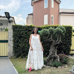 Abito lungo bianco con spalline regolabili, ricami beige e charms decorativi – Taglia unica (40–48/50)