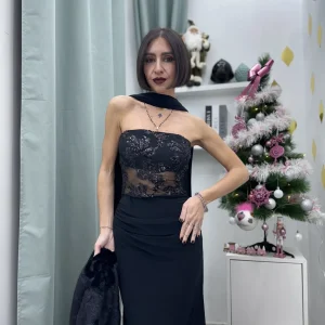 Abito lungo nero elasticizzato con corpetto trasparente e ricami paillettati – elegante e raffinato