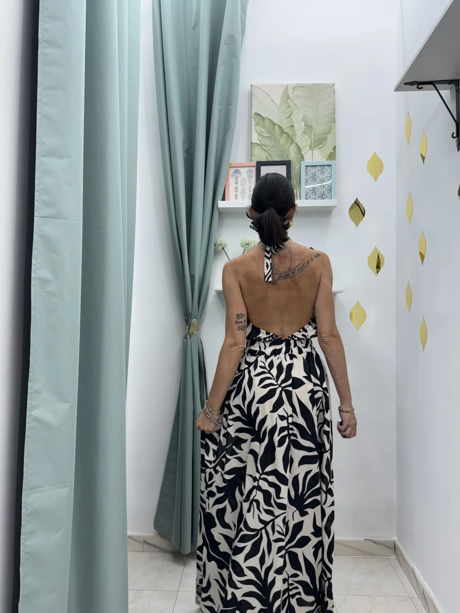 Abito lungo in cotone fantasia beige e nero con collo halter – Eleganza estiva dal gusto raffinato - immagine 4