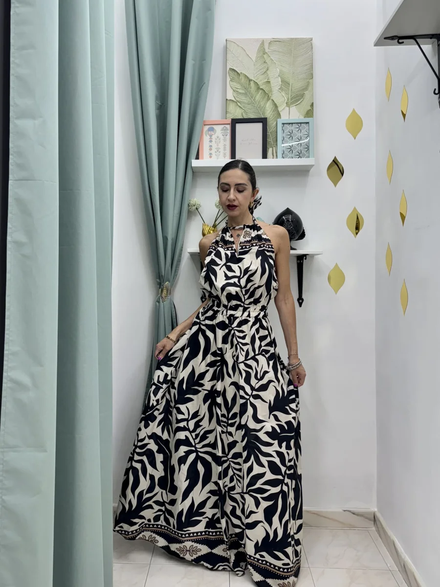 Abito lungo in cotone fantasia beige e nero con collo halter – Eleganza estiva dal gusto raffinato - immagine 2
