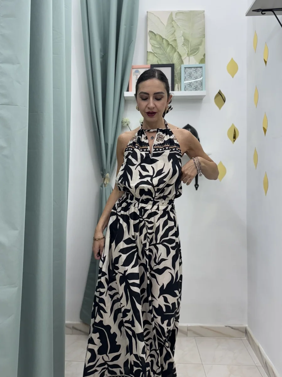 Abito lungo in cotone fantasia beige e nero con collo halter – Eleganza estiva dal gusto raffinato - immagine 3