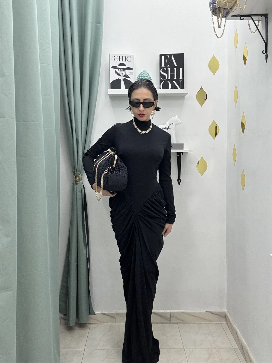 Abito Lungo Drappeggiato NERO– Eleganza Senza Tempo - immagine 3