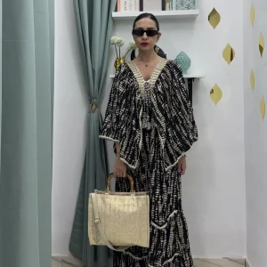 Abito Lungo nero e beige con Volant a Giro Maniche – Elegante e Romantico | Taglie SM e ML