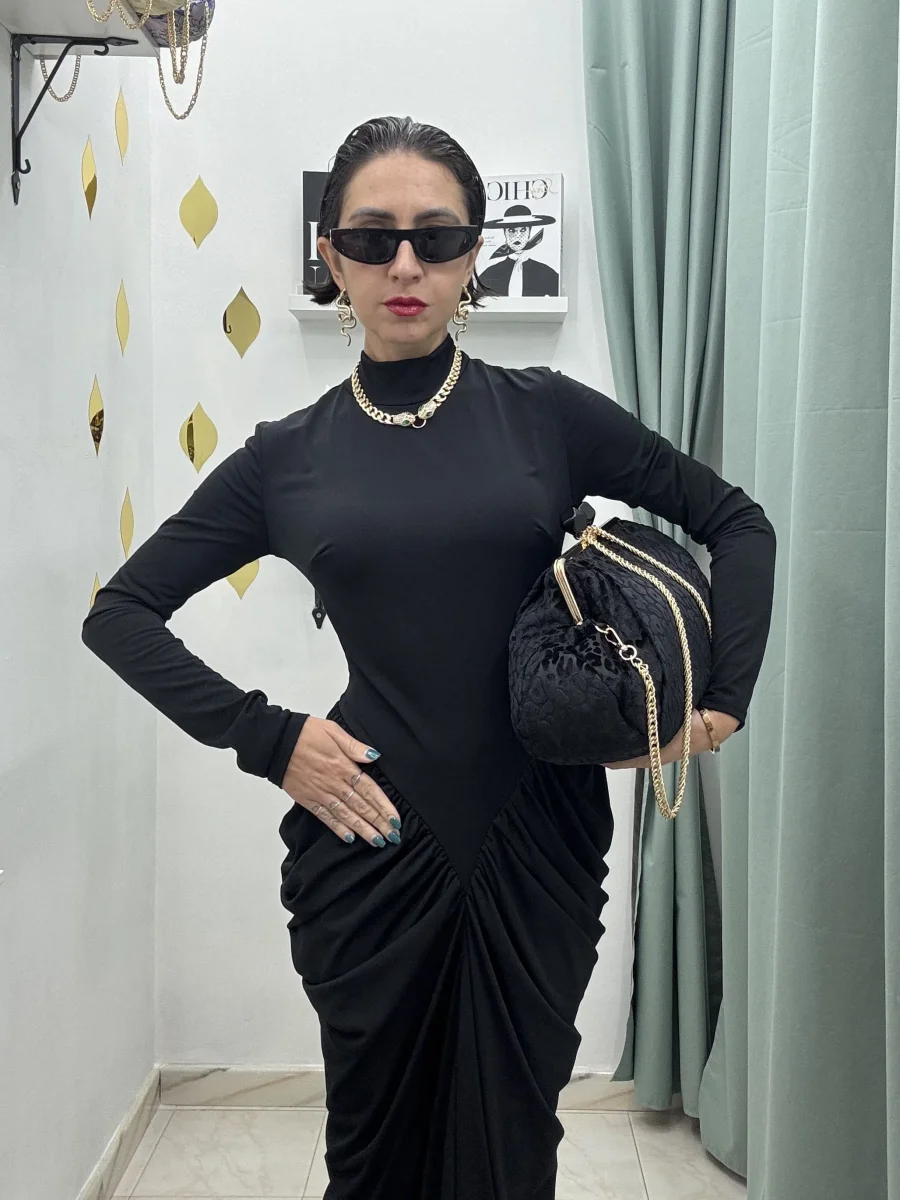 Abito Lungo Drappeggiato NERO– Eleganza Senza Tempo - immagine 5