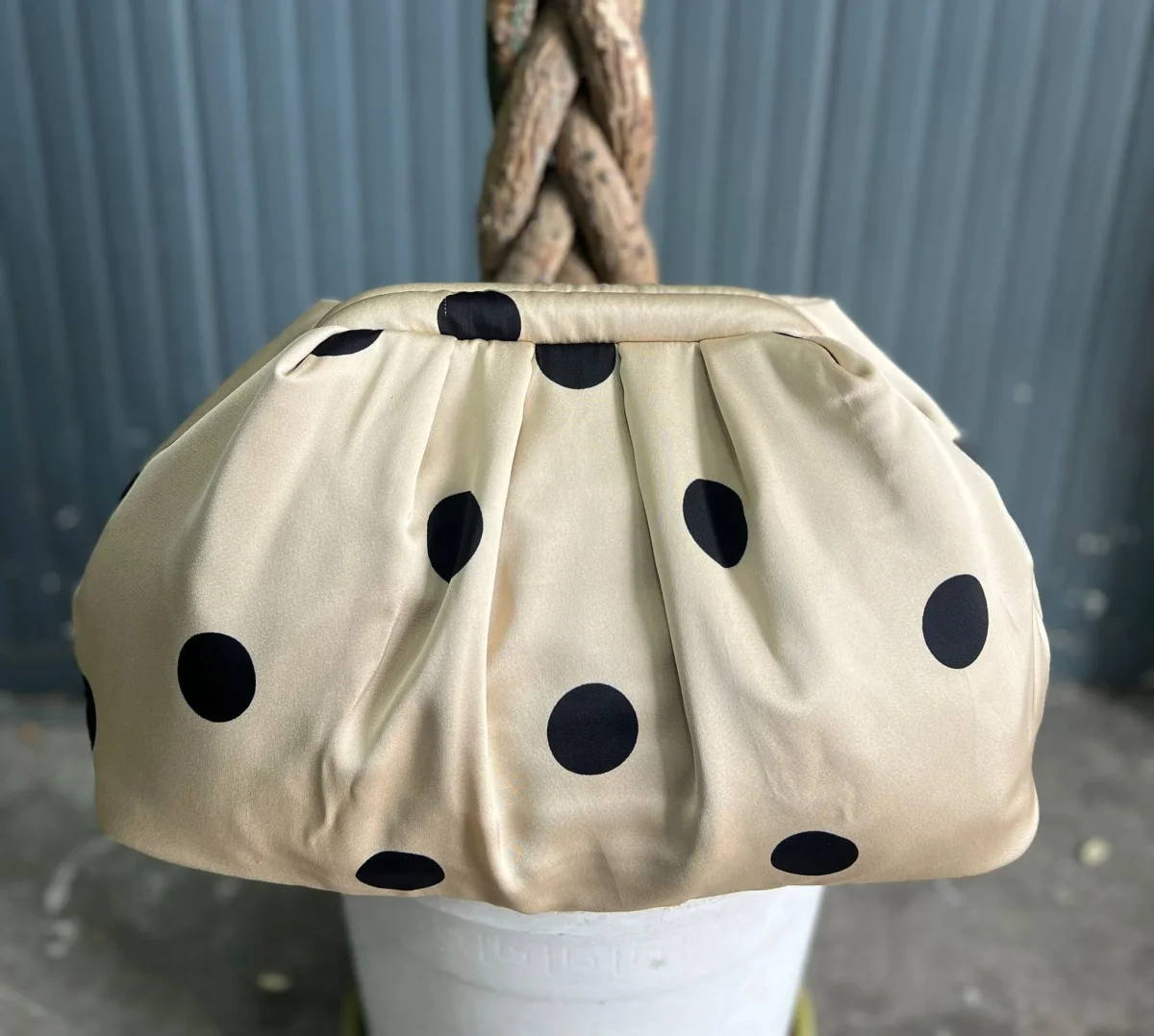 Borsa Clutch Donna in Tessuto Rasato con Tracolla a Catena - immagine 3