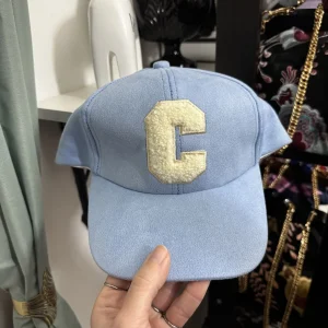 Berretto Unisex in Alcantara con Lettera C in Spugna – Regolabile