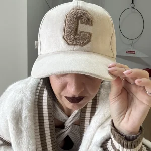 Berretto Unisex in Alcantara con Lettera C in Spugna – Regolabile, Colori Nero, Marrone e Beige