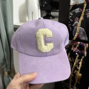 Berretto Unisex in Alcantara con Lettera C in Spugna – Regolabile