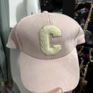 Berretto Unisex in Alcantara con Lettera C in Spugna – Regolabile