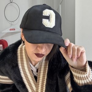 Berretto Unisex in Alcantara con Lettera C in Spugna – Regolabile, Colori Nero, Marrone e Beige