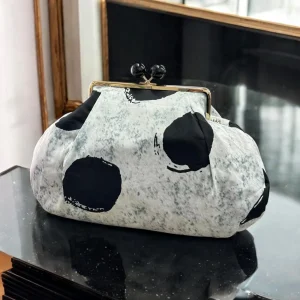 Borsa clutch in tessuto cotone bianca con pois neri