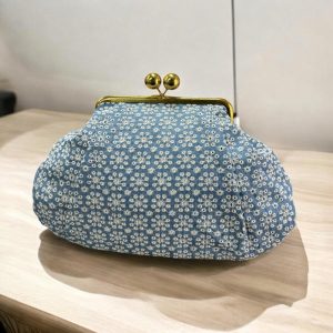 Borsa clutch in denim con fiori ricamati