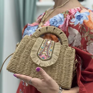 Borsa con manico integrato, tracolla regolabile e patta decorata con perline colorate – Stile boho raffinato