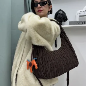 Borsa Tote in Alcantara "Wander" (Marrone moka)– Tracolla Regolabile e Foderata Internamente