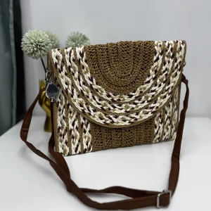 Borsa pochette in rafia naturale con dettagli a intreccio
