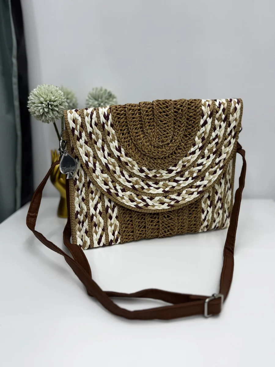 Borsa pochette in rafia naturale con dettagli a intreccio - immagine 2