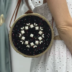 Borsa rotonda in rafia con perline nere e conchiglie – Tracolla regolabile e chiusura magnetica